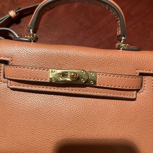 Kelly mini 19cm with gold hardware and crossbody strap.A quality camel leather